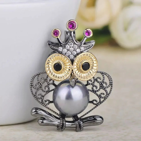 VQ Crown Owl Brooch - Picture 1 of 4